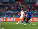 Marauding Italy first to make knockouts