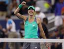 US Open: Swiatek cruises into second round