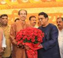 Raj Thackeray drives to Matoshree to greet Uddhav on his birthday