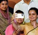 Kangana's Selfie In Session