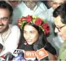 Divya honours childhood coach with touching gesture