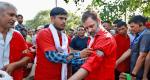 Rahul Gandhi turns coolie, lifts luggage at Delhi station