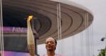 In Pictures - Snoop Dogg carries Olympic Torch!