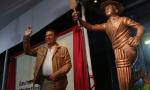Gavaskar gets emotional seeing his statue at Wankhede!
