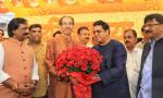 Raj Thackeray drives to Matoshree to greet Uddhav on his birthday