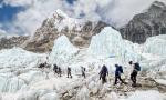 Hiker dies, hundreds stranded on Everest after blizzard