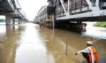 Swollen Yamuna breaches danger mark, enters houses in Delhi