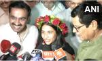 Divya honours childhood coach with touching gesture