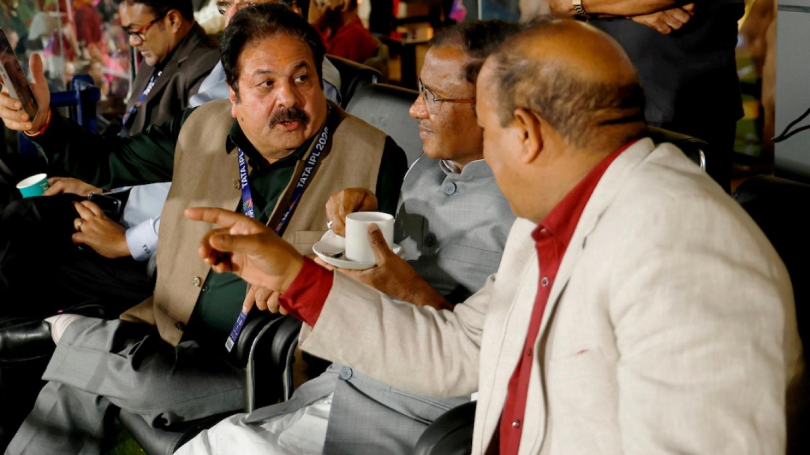 rediff.com - Laxmi Negi - BCCI blocks hotel and team bus reach for outsiders