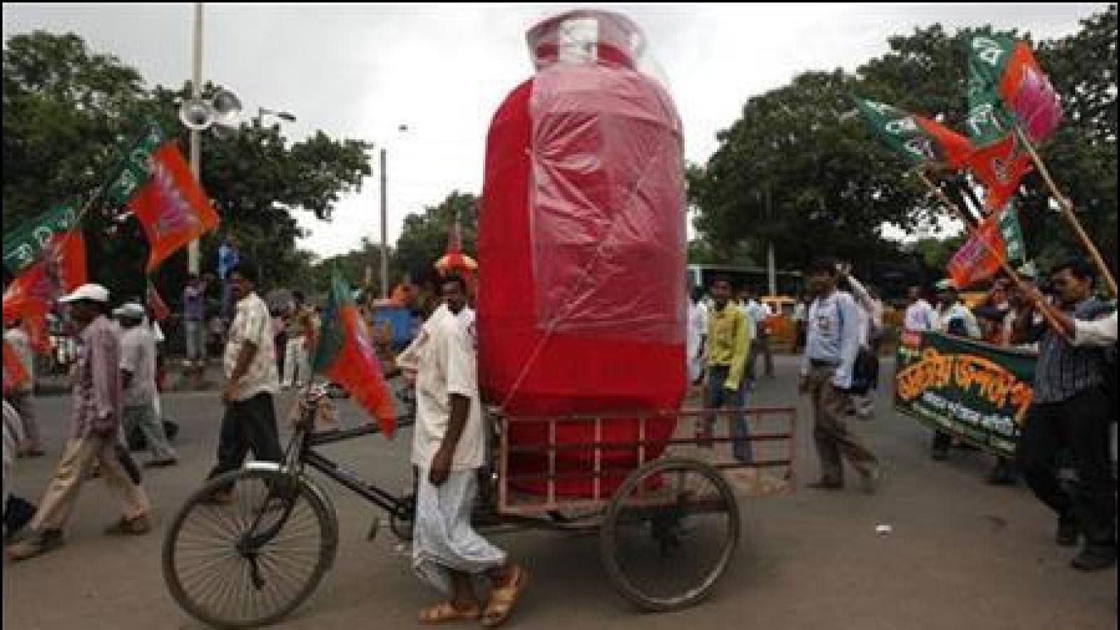 rediff.com - Text Feed - Lucknow Gas Agency Under Investigation for Black Marketing LPG Cylinders