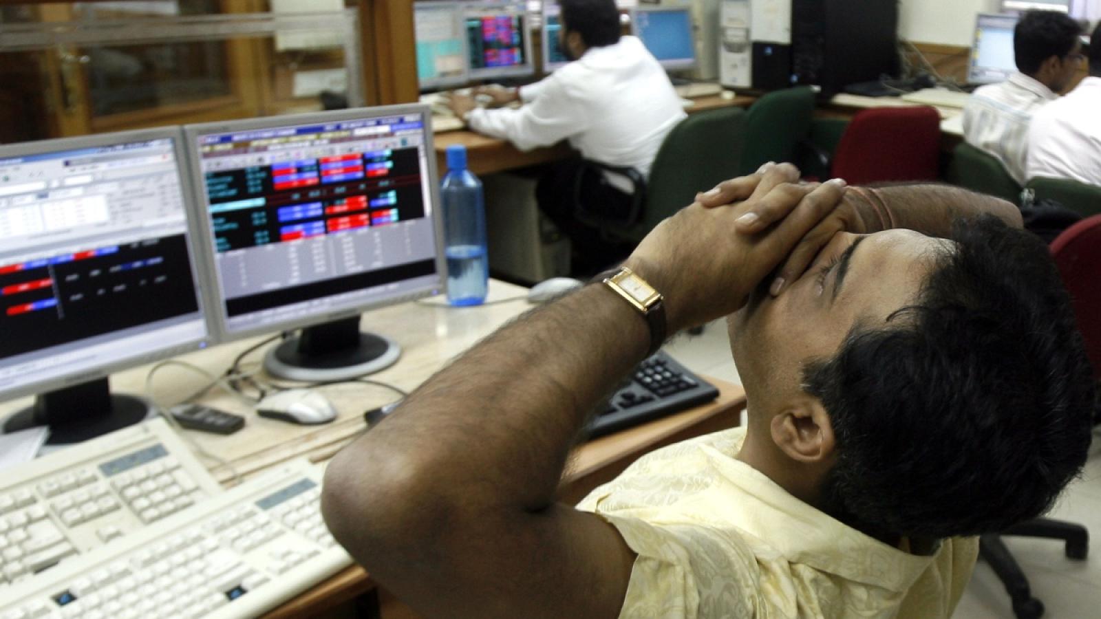 rediff.com - Nandita Malik - Sensex sheds 367 points on foreign fund outflows