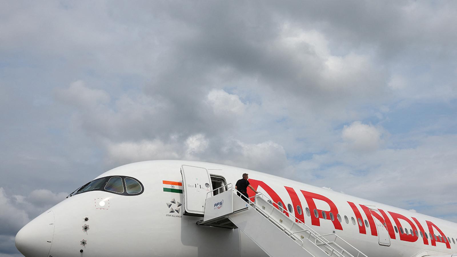 Techie arrested for misbehaving with flight attendant