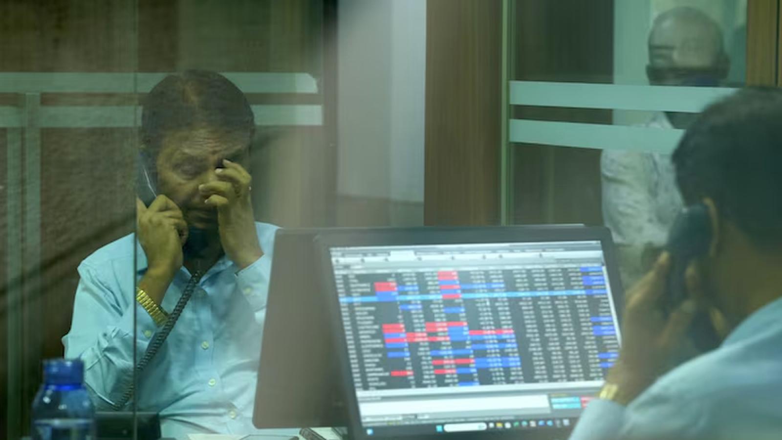 rediff.com - Nandita Malik - Sensex, Nifty close marginally lower after hitting fresh lifetime highs