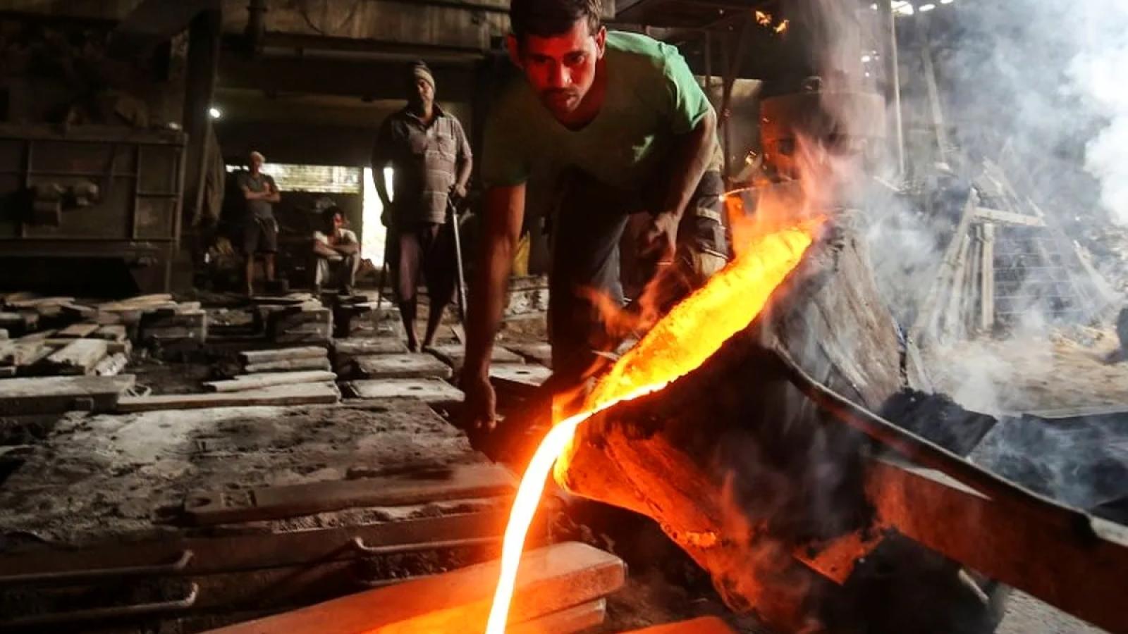 rediff.com - Shine Jacob - South India Industry Feels Absence of Bengal, Assam Workers
