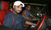 Dhoni, Harbhajan give slip to police