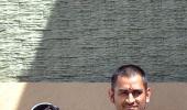 Dhoni and wife Sakshi arrive in Kolkata