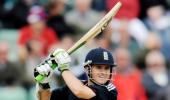 Davies steers England to victory over Pakistan