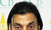 Shoaib Akhtar again caught on camera tampering