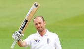 Trott, Bell guide England past Lankan total