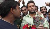 Shahid Afridi attacks fan at Karachi airport