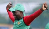 Late Chigumbura show keeps Zimbabwe in the hunt