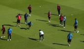 Cric Buzz: Dhoni skips practice, Ishant fit again