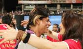 Shah Rukh Khan wins the Veer-Zaara match, goes on a hugging spree