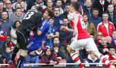 Chelsea's Oscar hospitalised after colliding with Arsenal 'keeper