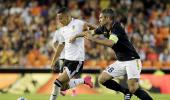 Valencia put one leg in Champions League group stages