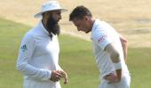 Steyn to have scan on shoulder injury