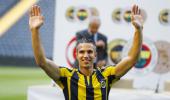 Fenerbahce fans give Van Persie rapturous welcome