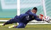 Manchester United sign Argentina keeper Romero