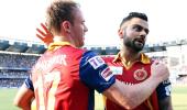 Villiers, Kohli make merry on Mumbai's off day on the field