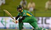 Hafeez leads Pakistan to easy win over England