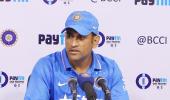 Dhoni criticized for meeting Srinivasan in Chennai