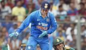 4 reasons why captain Dhoni is still defending his bowlers...