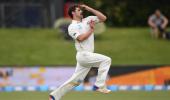 De Grandhomme's six-for bundles out Pakistan for 133