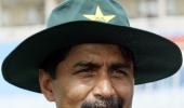 Will hoist flag for peace at LOC: Miandad