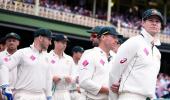 Australian cricketers continue defiant stand against board