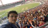 Dada's selfie with Eden Gardens' fans rules the internet