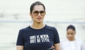 Sania Mirza aces a handstand like a pro