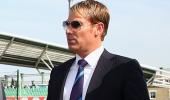 Warne auctioning 'baggy green' to raise funds