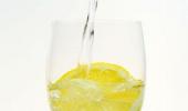 The top 10 health benefits of lemon water
