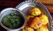 Recipe: How to make Aloo Pohe Vade