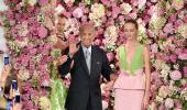 Goodbye folks! Designer Oscar de la Renta takes a final bow