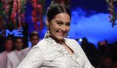 Sonakshi Sinha shows her dance moves on the ramp!