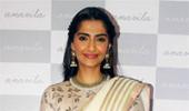 Sonam, Swara give Sari a thumbs up