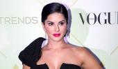 Did Sunny Leone wear a bow to the red carpet?