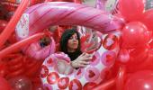 Online shoppers to spend Rs 22,000 cr on V-day gifts!