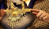 Gold prices plunge by Rs 185 on global cues